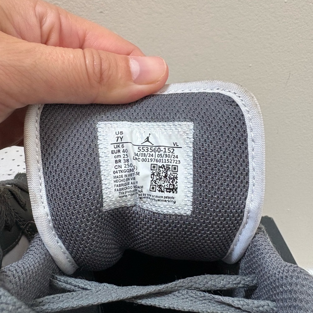 Nike Youth Black and White Sneakers - Picture 6 of 9
